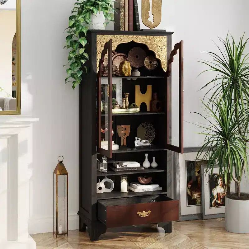 Meuble de rangement de luxe vintage, bibliothèque, garde-manger : sculptures complexes, accents dorés, portes vitrées, pour sublimer votre espace